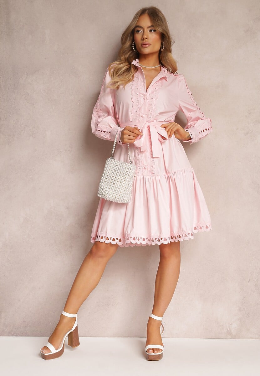 Jasnoróżowa Sukienka Midi z Ażurowymi Wstawkami i Wiązanym Paskiem Hudo