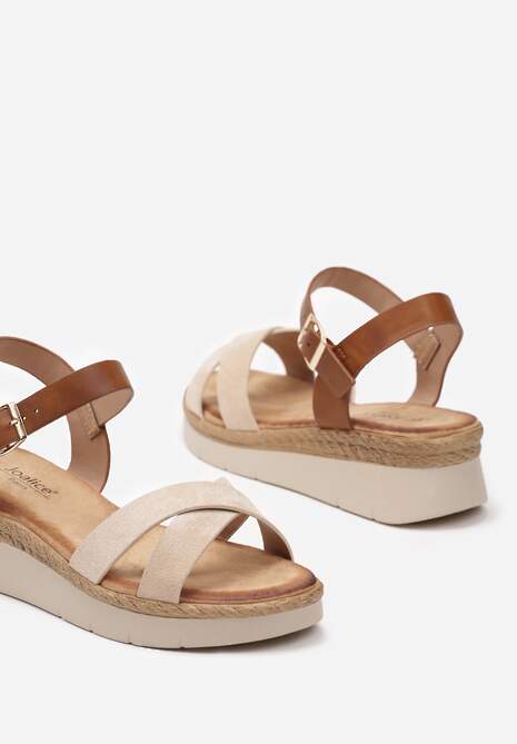 Beżowe Sandały z Przeplatanymi Paskami o Metalicznym Połysku na Niskim Koturnie ze Sprzączką Urines