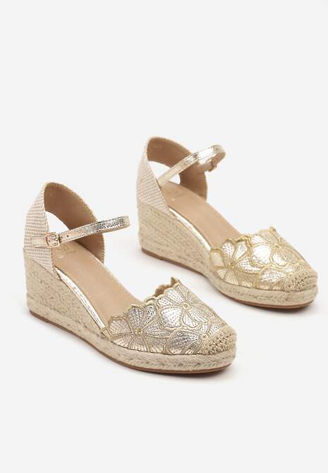 Złote Sandały z Ozdobnym Haftem z Kwiatami na Plecionym Koturnie Soridelle