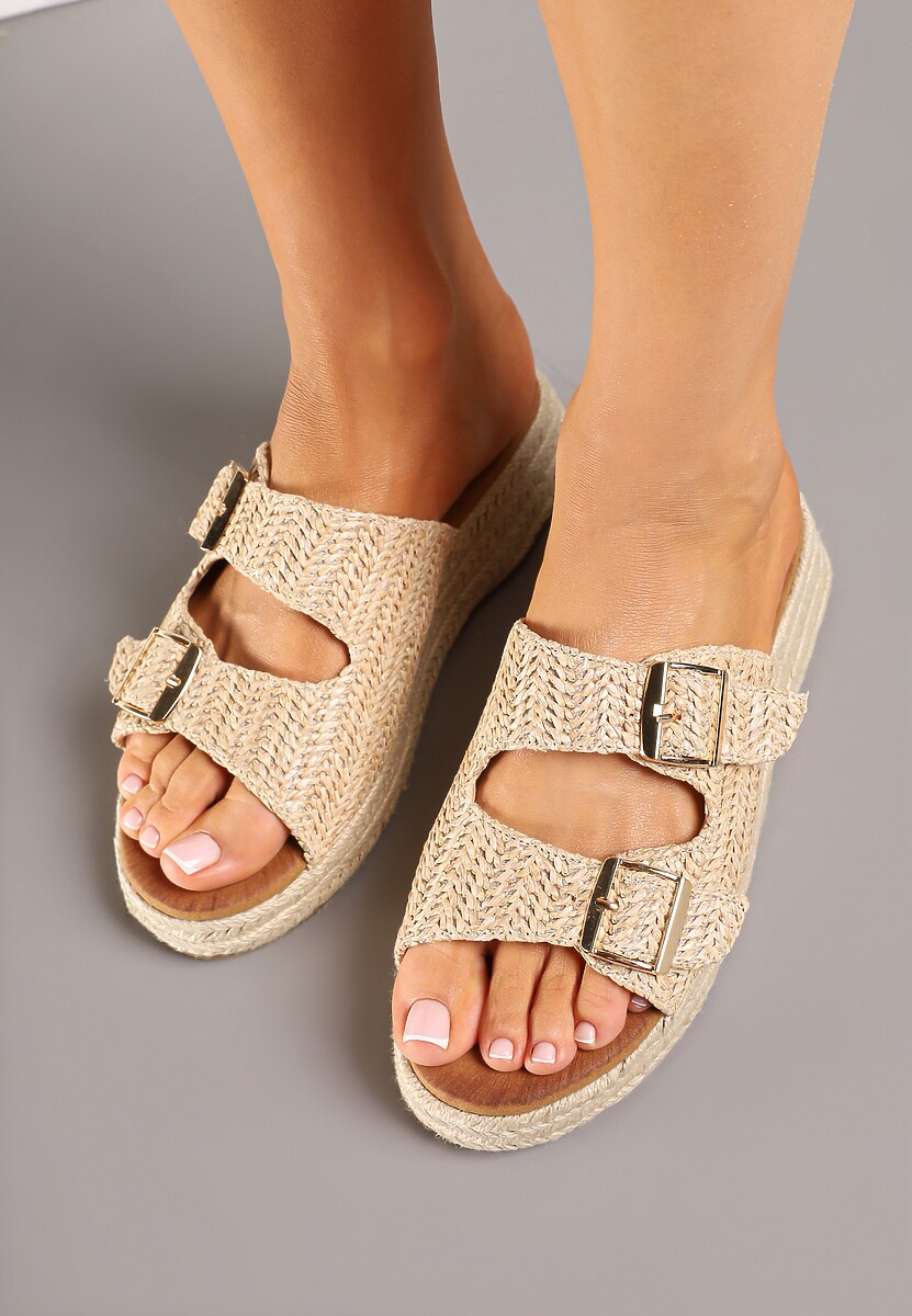 Ciemnobeżowe Klapki na Plecionej Podeszwie Ozdobionej Klamrami Liaritia