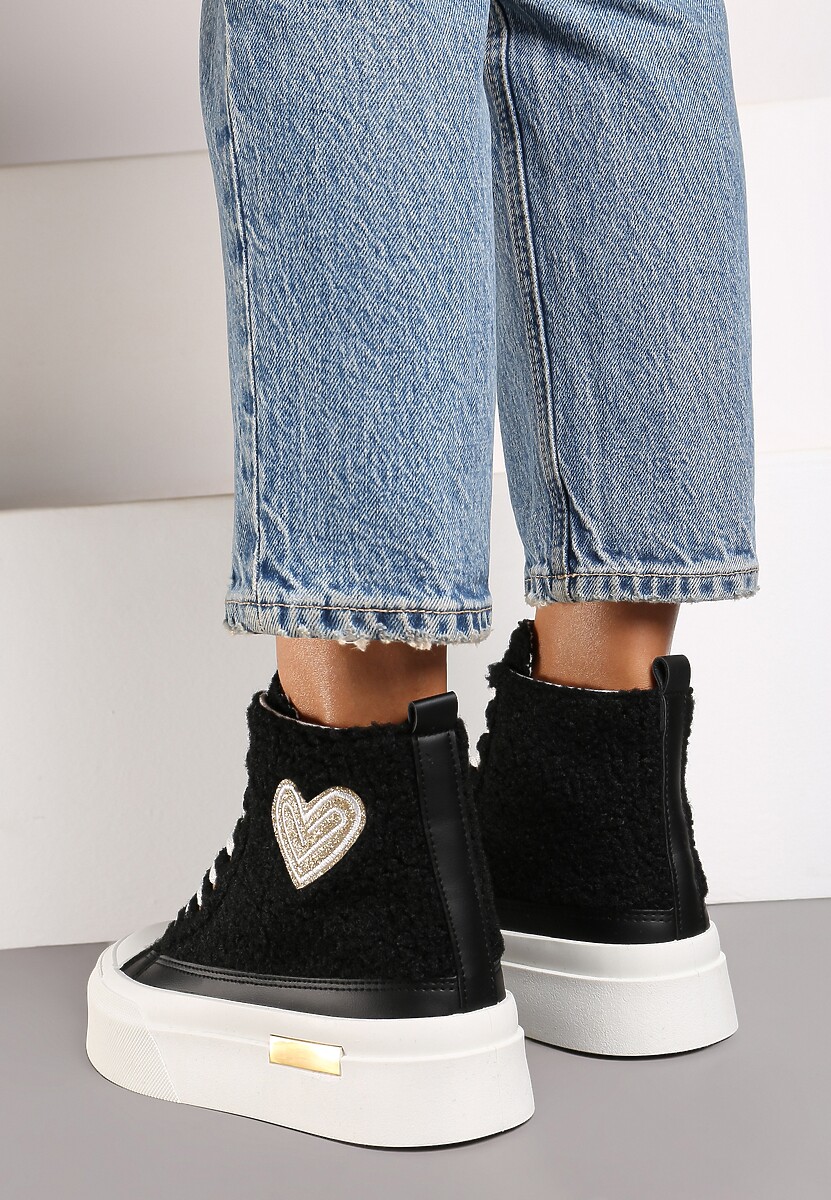Czarne Futerkowe Trampki na Platformie z Ozdobną Naszywką w Kształcie Serca Aelinna