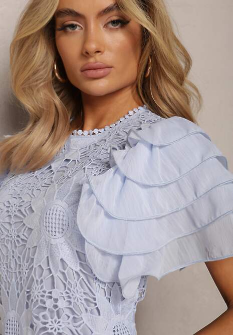 Jasnoniebieska Sukienka Dopasowana Mini z Koronką i Falbankami Offiamea