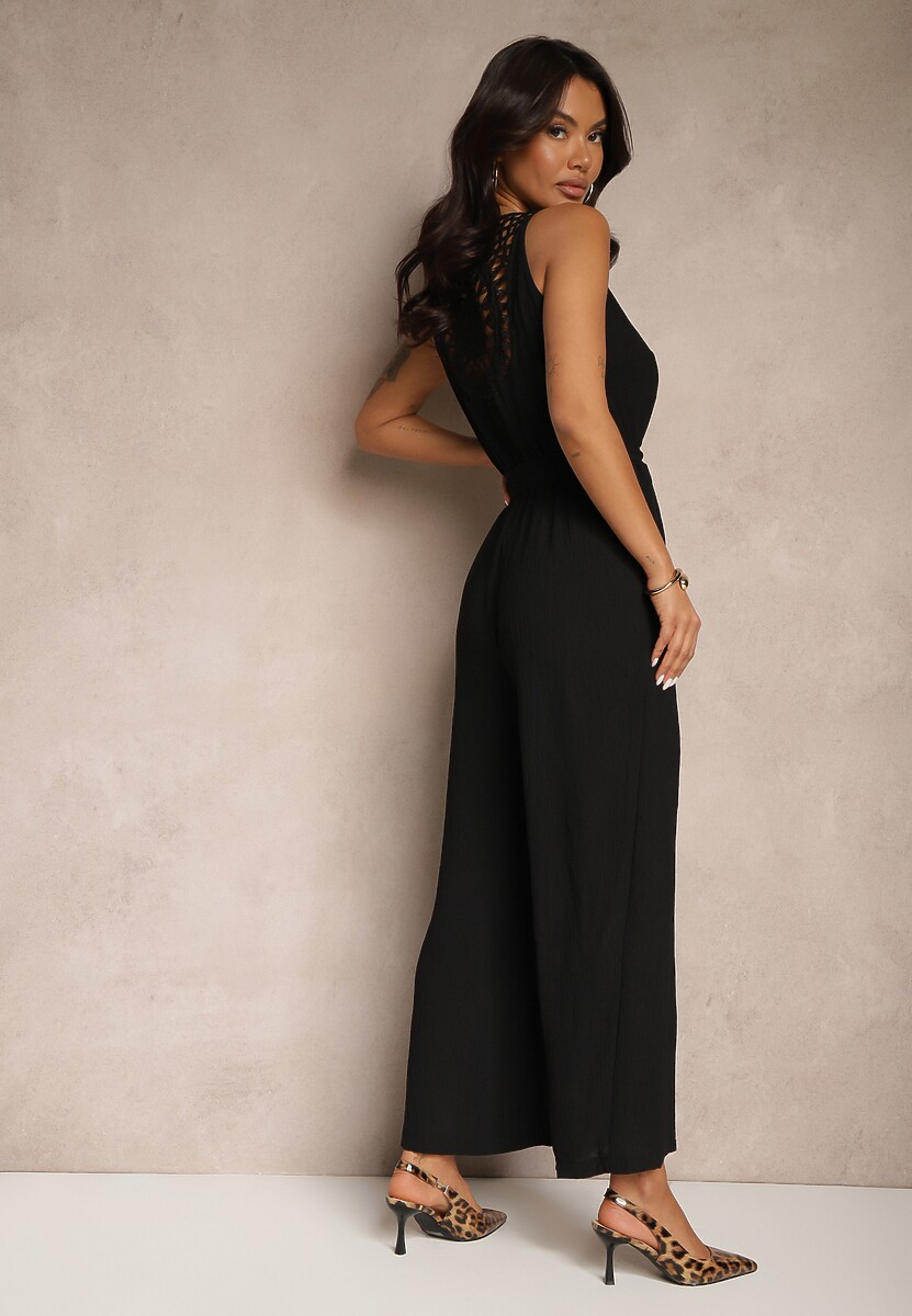 Czarny Szeroki Kombinezon o Kopertowym Kroju z Ażurowym Zdobieniem Olisena