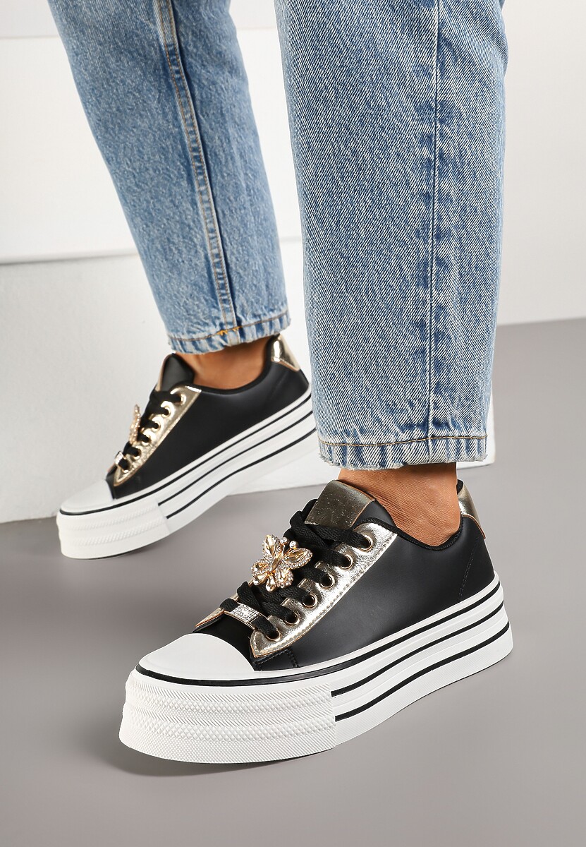 Czarne Trampki na Platformie z Ozdobną Aplikacją w Kształcie Motyla Haniriel