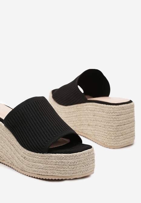 Czarne Klapki na Koturnie Ozdobionym Plecionką Obdaria