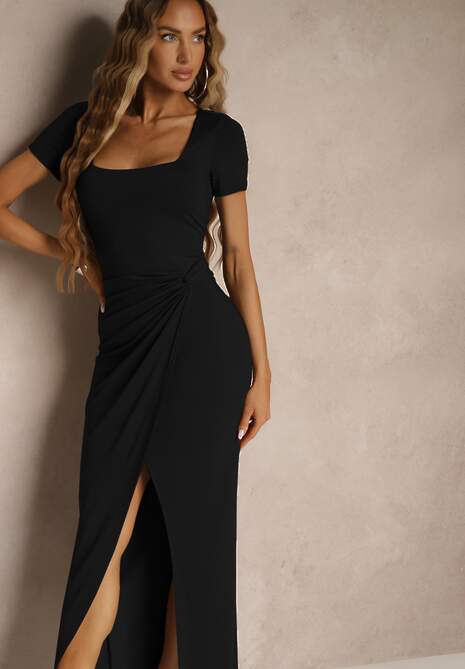 Czarna Sukienka z Wiskozą Ozdobiona Marszczeniem i Rozcięciem na Nogę Milanorea
