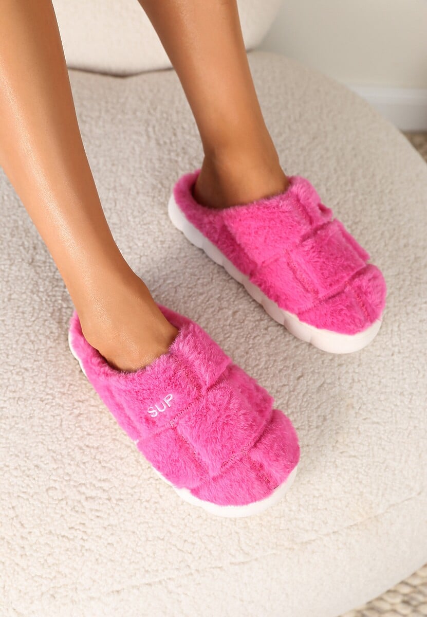 Fuksjowe Płaskie Futrzane Kapcie z Geometrycznym Wzorem Naoritha