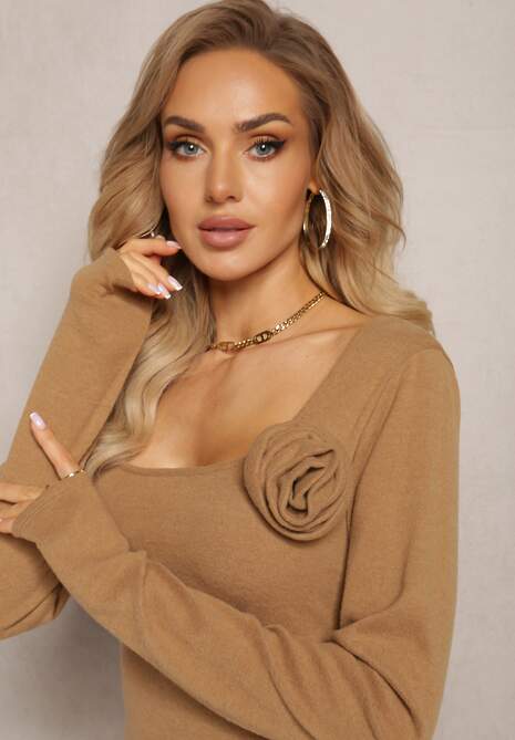 Beżowa Dopasowana Sukienka Dzianinowa z Naszywką Kwiatu Sathea