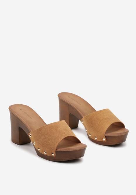 Brązowe Klapki Typu Drewniaki z Szerokim Paskiem z Nitami i Słupkiem Moallba