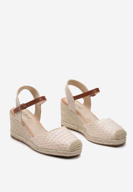 Beżowe Plecione Sandały na Koturnie z Kwadratowym Noskiem i Paskiem Przy Kostce Crilis