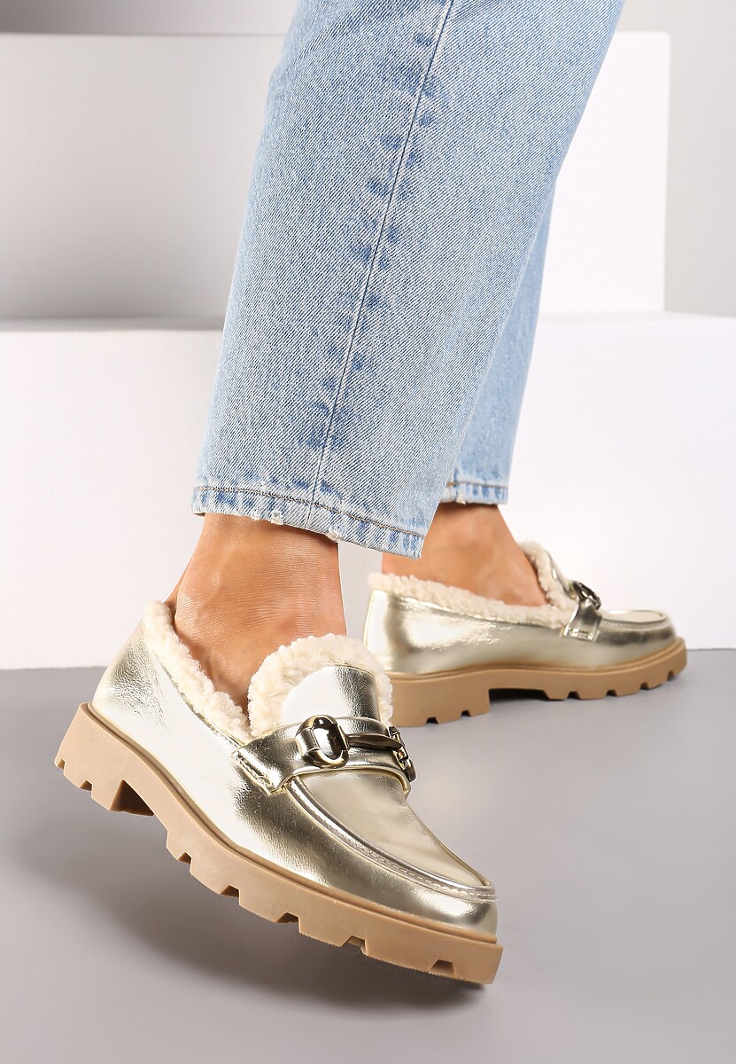Złote Mokasyny na Płaskiej Podeszwie ze Sztucznym Futerkiem i Metaliczną Klamrą Lerilisse