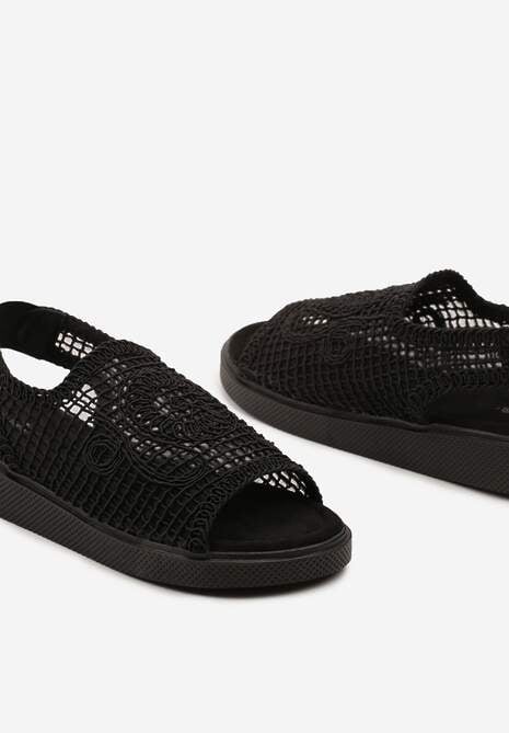 Czarne Wsuwane Sandały z Ażurową Cholewką Triavera