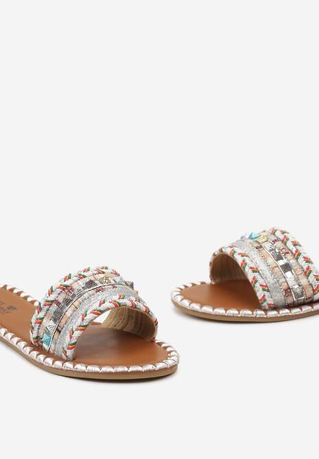 Biało-Srebrne Bogato Zdobione Klapki z Brokatem i Ćwiekami na Płaskiej Podeszwie Unatia