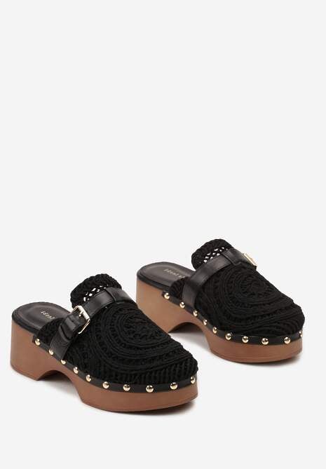 Czarne Klapki w Stylu Chodaków z Ażurową Cholewką na Słupku i Platformie Ozdobione Nitami Traivea