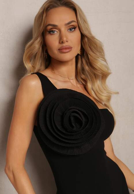 Czarna Sukienka Bodycon z Asymetryczną Górą Ozdobioną Dużą Aplikacją Kwiatem Pielina