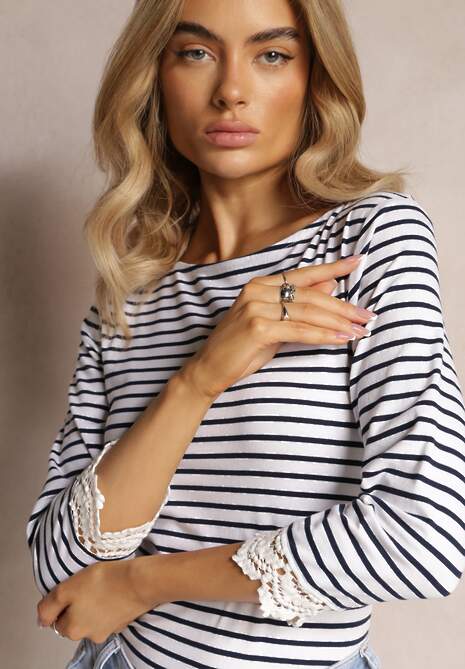 Biała Bluzka w Paski z Koronką na Rękawach z Elastycznej Bawełny Palmime