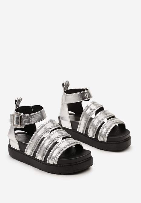 Srebrne Sandały Gladiatorki Ozdobione Suwakami na Paskach Zapinane na Sprzączkę Xerria
