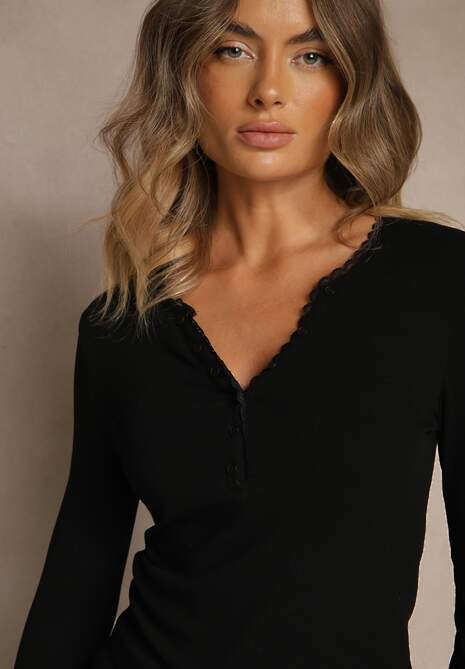 Czarna Bluzka z Wiskozą Guzikami i Koronkową Lamówką Modvira