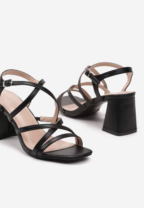 Czarne Sandały na Słupku Ozdobione Skrzyżowanymi Paskami Zapinane na Sprzączkę Mrines