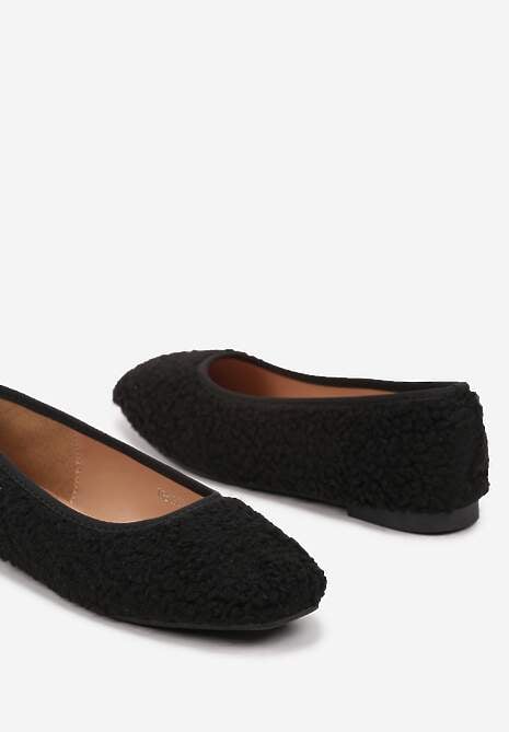 Czarne Balerinki na Płaskiej Podeszwie z Futerkiem w Stylu Barankowym Zdobieniem Armegia