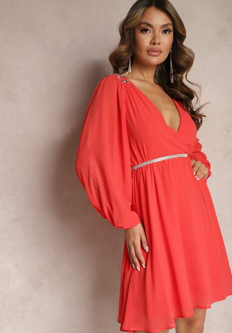 Czerwona Sukienka z Gumką w Talii i Kopertowym Dekoltem Ozodbiona Cyrkoniami Razamma