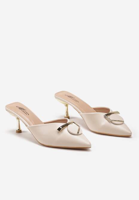 Beżowe Klapki na Niskiej Szpilce z Metaliczną Aplikacją Freeama