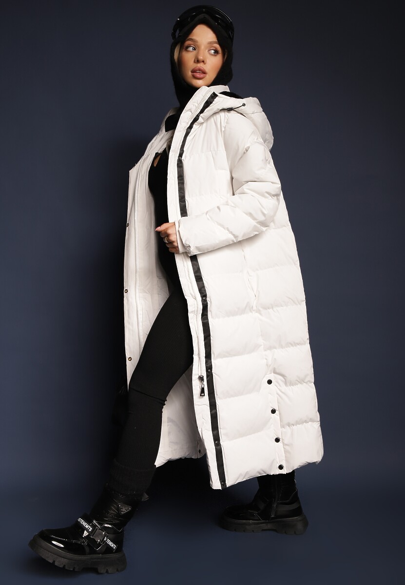 Biała Pikowana Kurtka o Długim Kroju z Kapturem i Ściągaczami Zapinana z Boku na Napy Siarielia