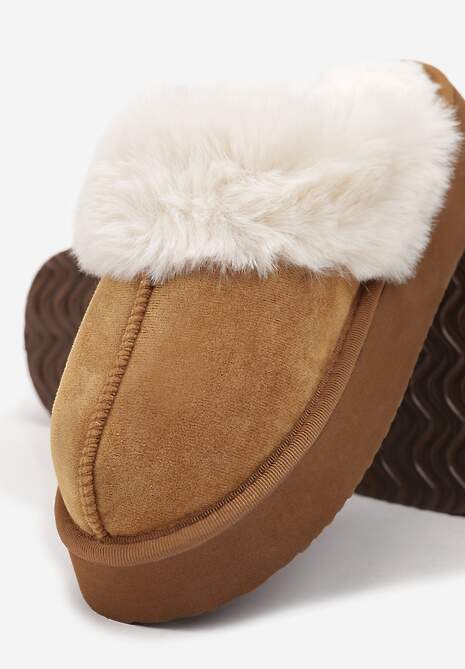 Brązowe Kapcie z Imitacji Zamszu na Platformie z Futerkiem i Pionowym Przeszyciem Silvara