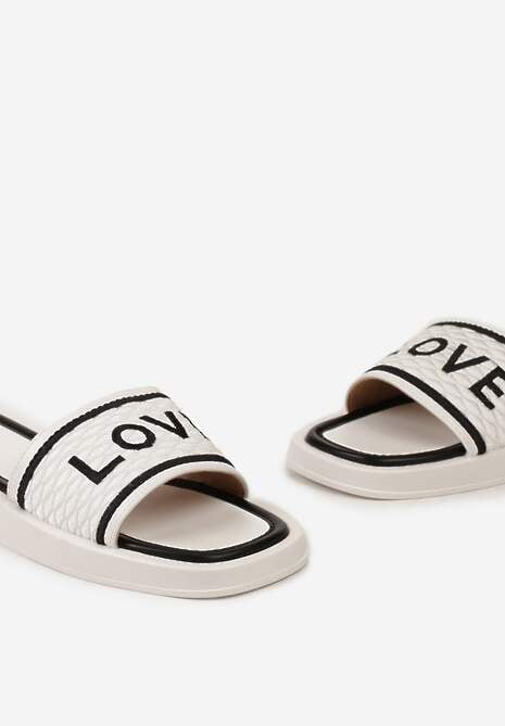 Białe Klapki z Ozdobnym Napisem na Cholewce i Noskiem w Kwadrat Optizoria