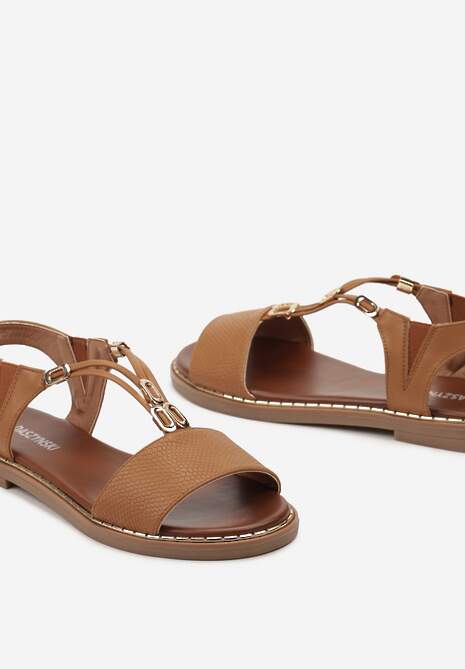 Brązowe Sandały na Płaskiej Podeszwie z Tłoczonymi Paskami Wykończone Metalową Ozdobą Jetella