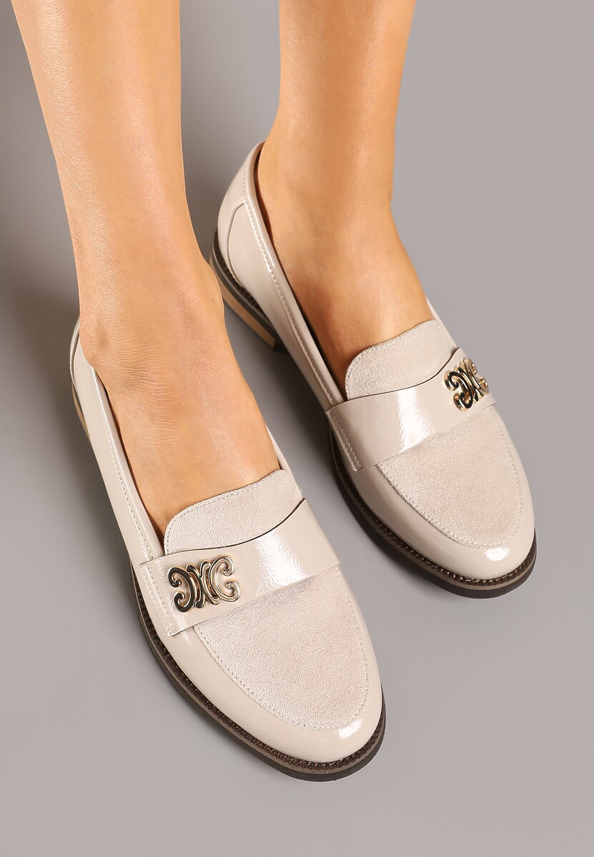 Beżowe Mokasyny Lakierowane z Metaliczną Ozdobą Nilionis