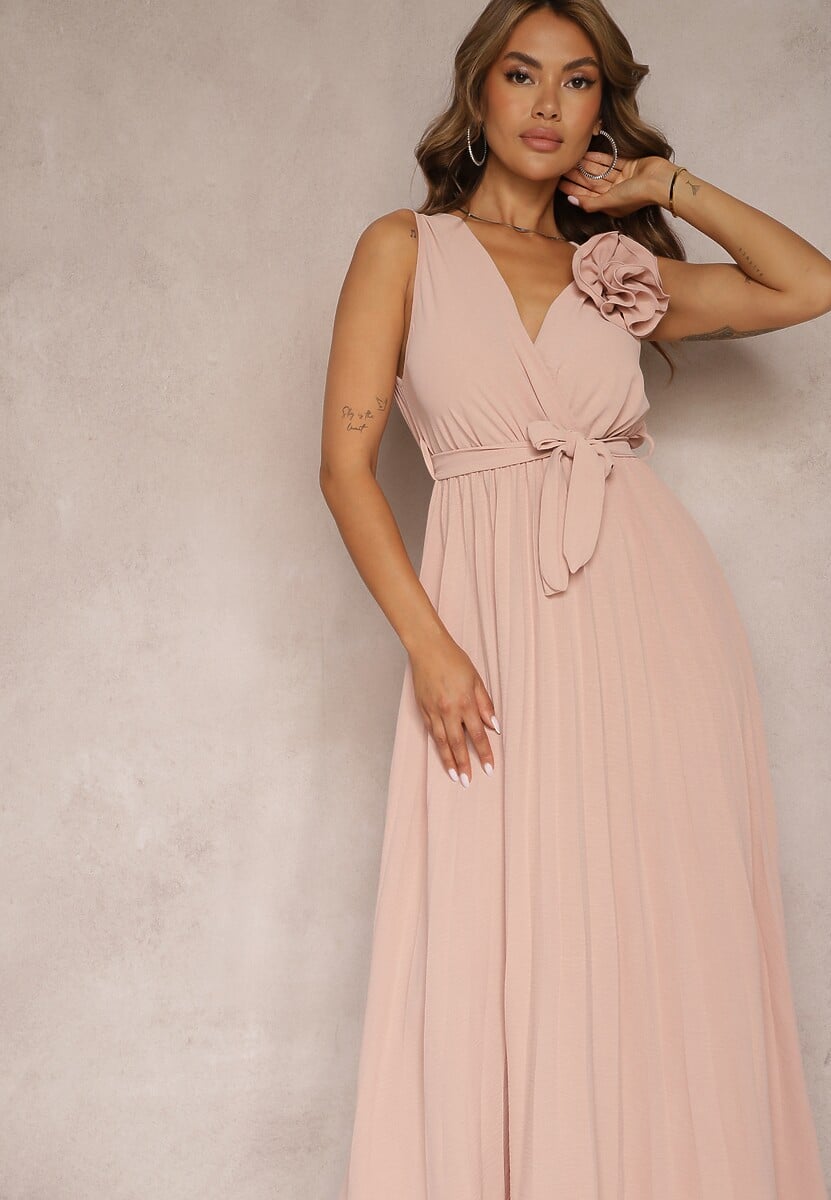 Różowa Koktajlowa Sukienka Plisowana z Kwiatową Broszką Paskiem i Gumką w Talii Viknna