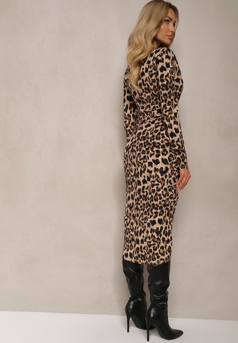 Ciemnobeżowa Koktajlowa Sukienka w Panterkę o Dopasowanym Kroju z Usztywnionymi Ramionami Nikisha