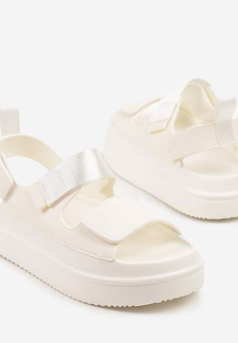 Białe Sandały na Platformie Ozdobione Dwoma Paskami Sovoiti