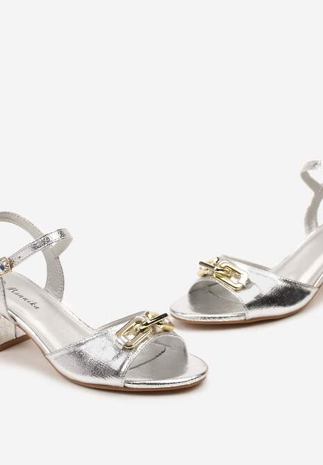 Srebrne Sandały ze Sprzączką i Ozdobnym Łańcuchem na Froncie Bahdsa
