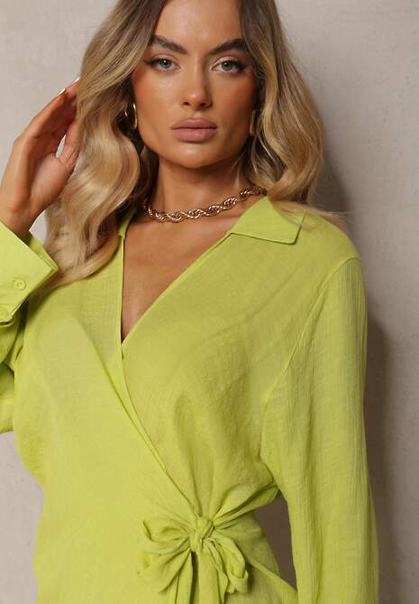 Jasnozielona Taliowana Sukienka z Kopertowym Dekoltem i Kołnierzem Reviana