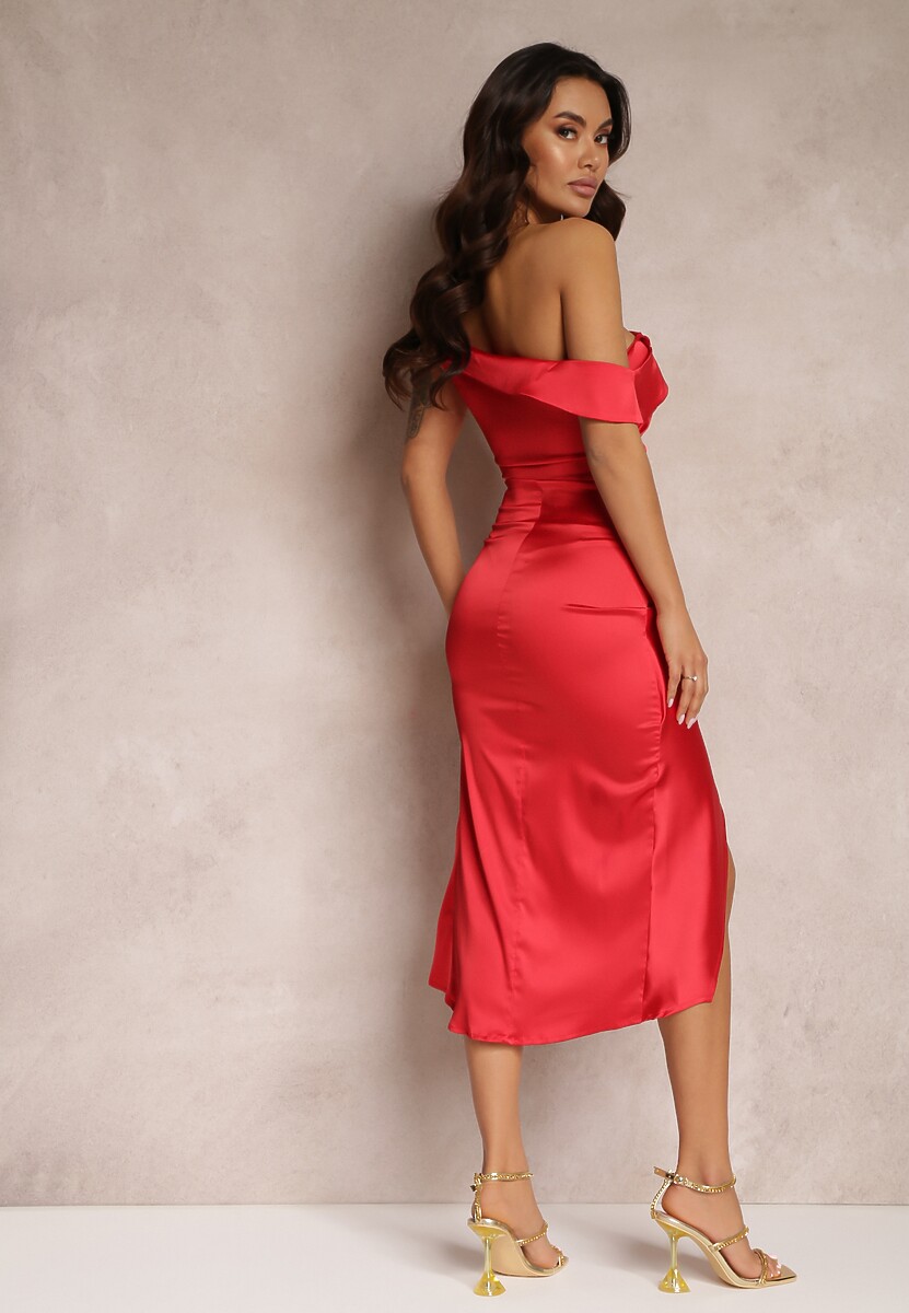 Czerwona Satynowa Sukienka o Asymetrycznym Fasonie z Marszczeniem Nermar