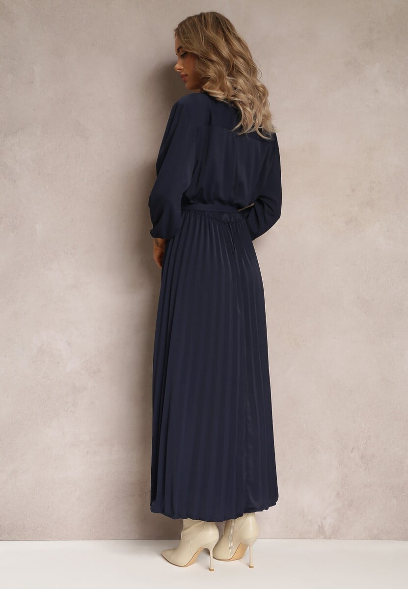 Granatowa Kopertowa Sukienka z Gumką i Paskiem w Talii Zdobiona Plisowaniem Kaylina