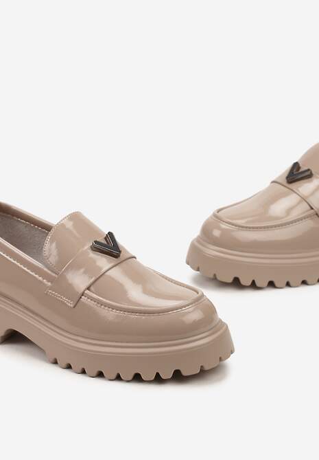Ciemnobeżowe Mokasyny z Lakierowanej Ekoskóry z Ozdobą z V Intira