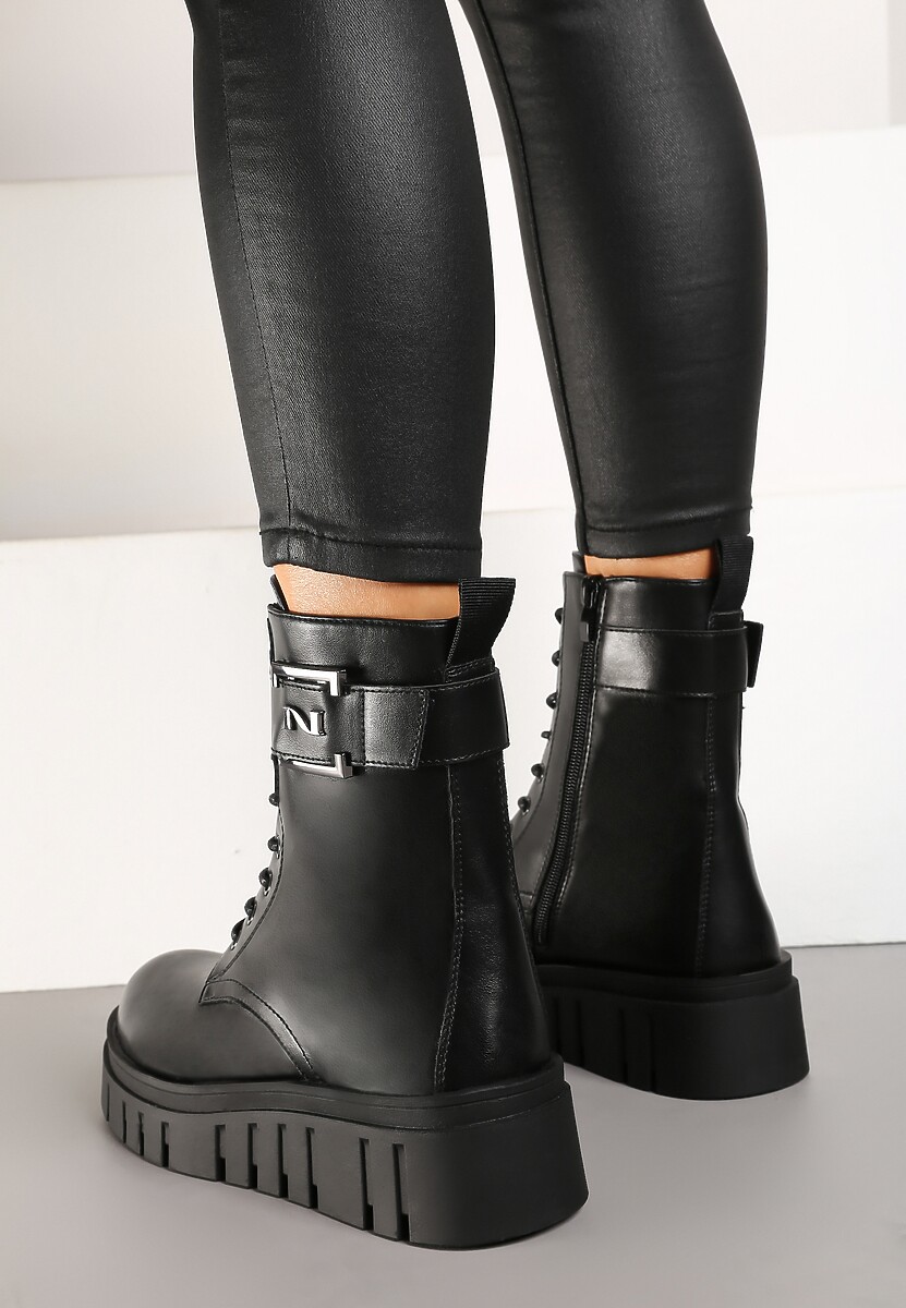 Czarne Sznurowane Botki na Tłoczonej Platformie w Stylu Workerów z Metalową Ozdobą Vennith
