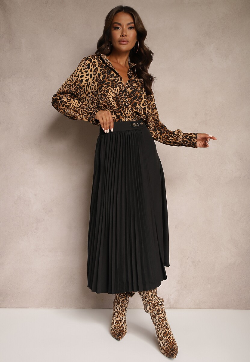 Czarna Plisowana Spódnica Midi z Ozdobną Klamerką o Rozkloszowanym Kroju Galeasa
