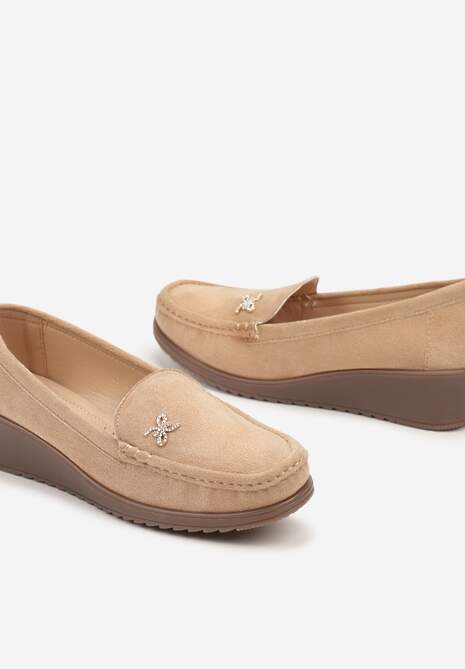 Beżowe Półbuty Mokasyny na Koturnie Wykończone Aplikacją i Przeszyciami Neviona