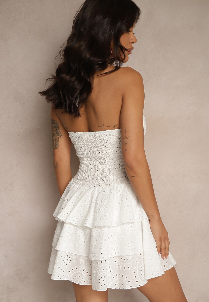 Biała Sukienka Halter z Bawełnianej Haftowanej Tkaniny Zdobiona Falbanami Filaritia