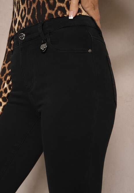Czarne Jeansy o Kroju Skinny Zdobione Aplikacją Delanille