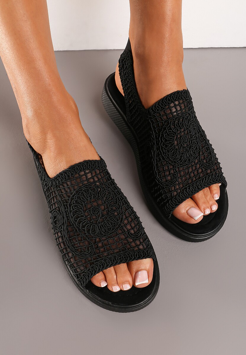Czarne Wsuwane Sandały z Ażurową Cholewką Triavera
