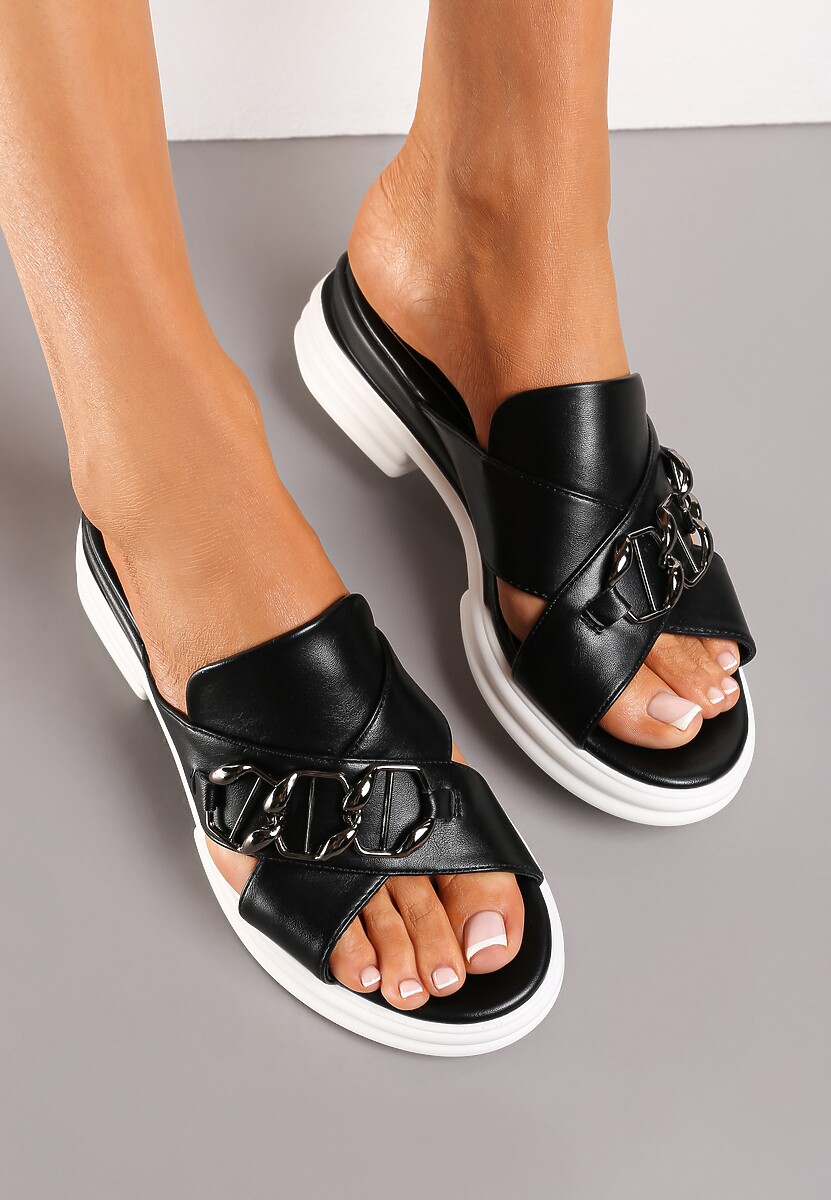 Czarne Klapki z Metaliczną Ozdobą na Froncie Serenisa