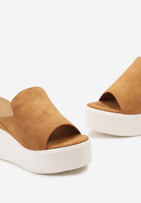 Brązowe Klapki z Paskiem z Ekozamszu Ozdobionym Wycięciami na Koturnie i Platformie Oleviana