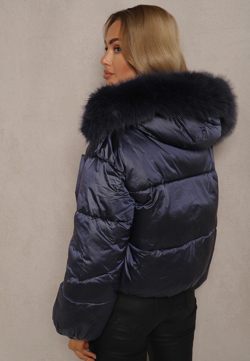Granatowa Pikowana Kurtka o Krótkim Kroju z Kapturem Ozdobionym Odpinanym Futrem Vamiana