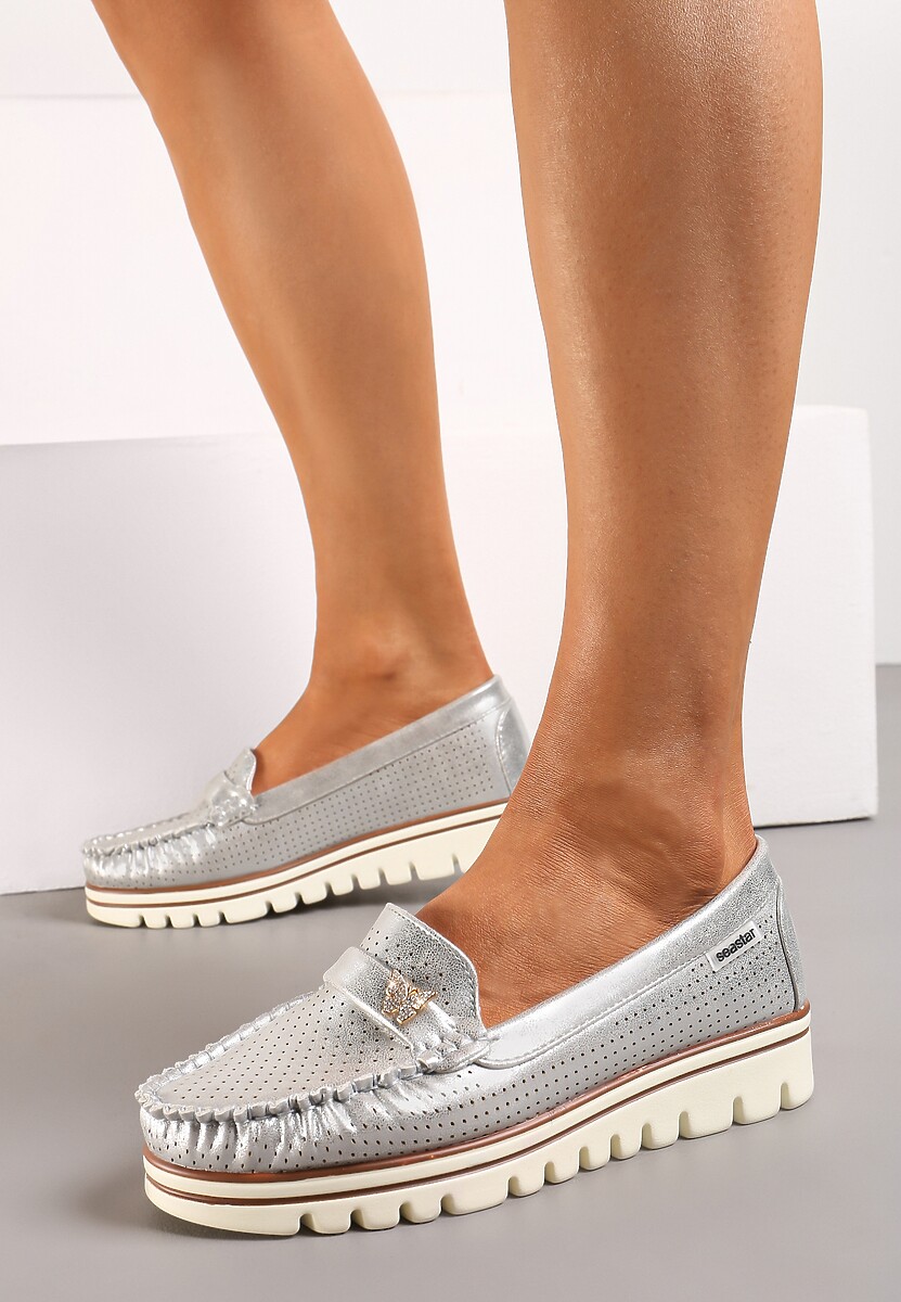 Srebrne Półbuty ze Skórzaną Wkładką i Blaszką w Kształcie Motylka Stagiana