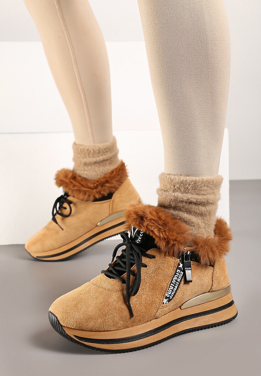 Ciemnobeżowe Sneakersy na Płaskiej Podeszwie z Napisem i Futerkiem Taricea